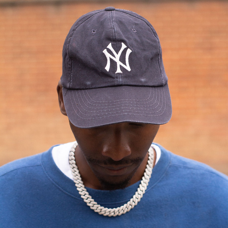 New York Yankees 90's Embroidered Logo Cap in Navy and White