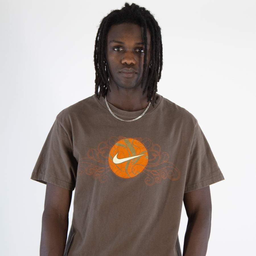 Nike Spellout Sport T-shirt in Brown