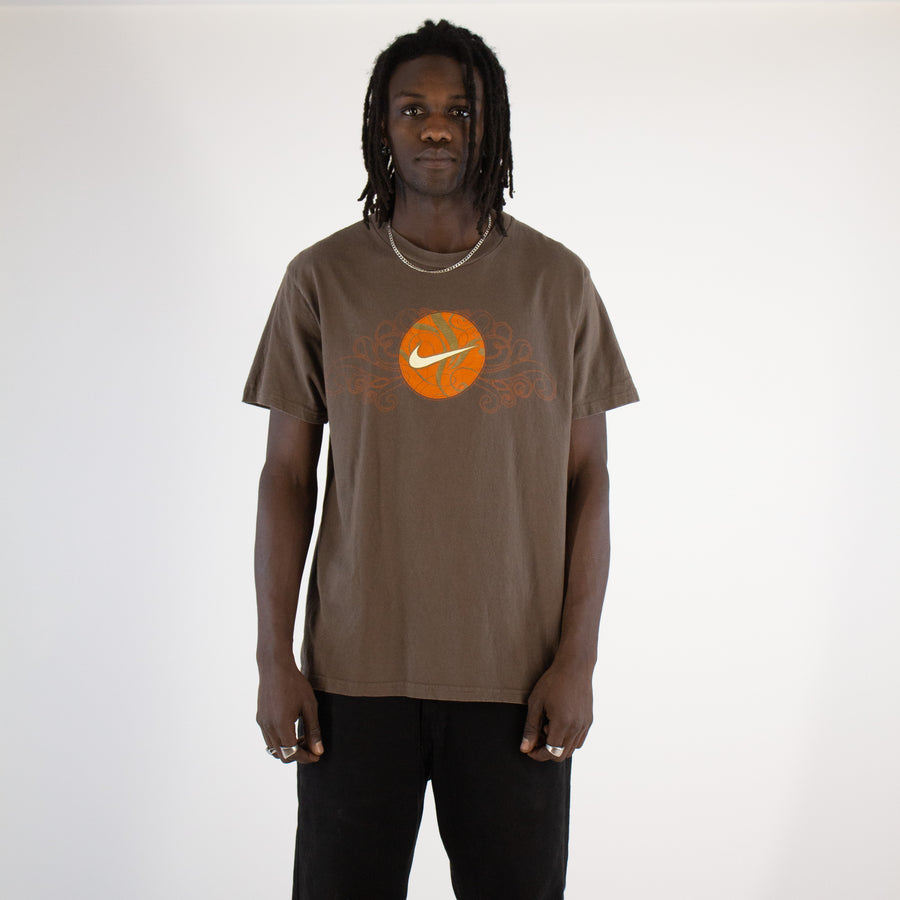 Nike Spellout Sport T-shirt in Brown